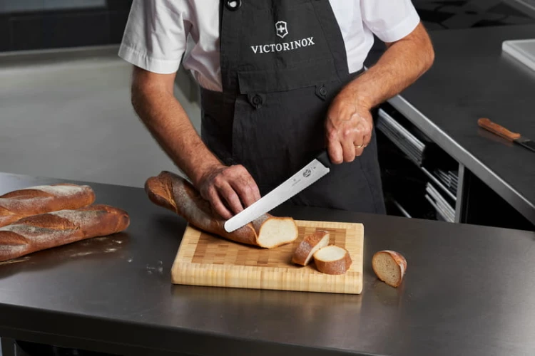 VICTORINOX 6.8633.26B d.jpg